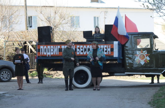 В Соликамске под окнами героев войны спели артисты