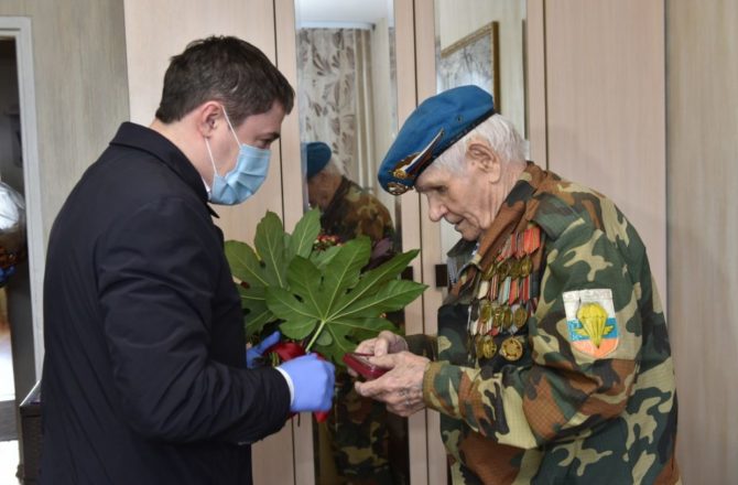 Глава Прикамья Дмитрий Махонин поздравил с наступающим 75-летием Победы ветерана Великой Отечественной войны Василия Каргопольцева из Кунгура