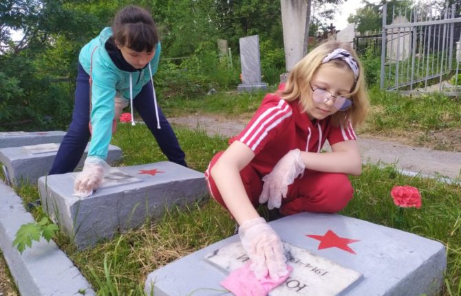 Юные соликамские волонтёры навели порядок в местах воинских захоронений