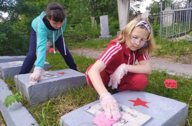 Юные соликамские волонтёры навели порядок в местах воинских захоронений