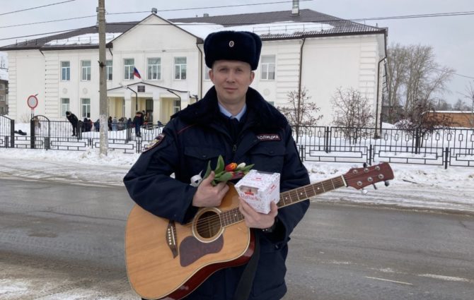 Сотрудники соликамской полиции поздравляют прекрасную половину человечества с праздником весны и тепла. Желаем нашим милым женщинам молодости, любви и красоты.