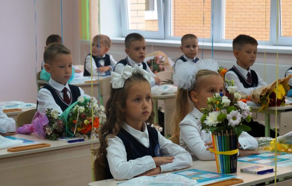 Семья года 2024 пермский край. Школьники 1 класс. Школа 1200 1 сентября. Школьники Соликамск. Школа 10 Соликамск.