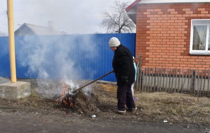 Соликамцам напоминают о мерах пожарной безопасности при сжигании мусора и сухой травы