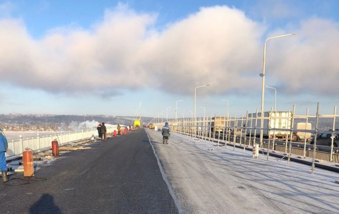 На строящемся мосту через реку Чусовая на подъезде к столице Прикамья уложен асфальт