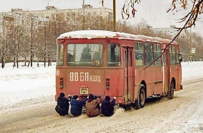 Внимание — дети цепляются за автомобили!