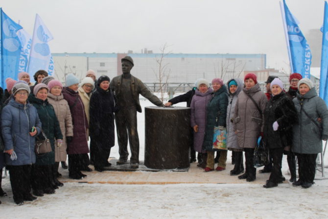 «Рабочий-бумажник, мы славим твой труд!»