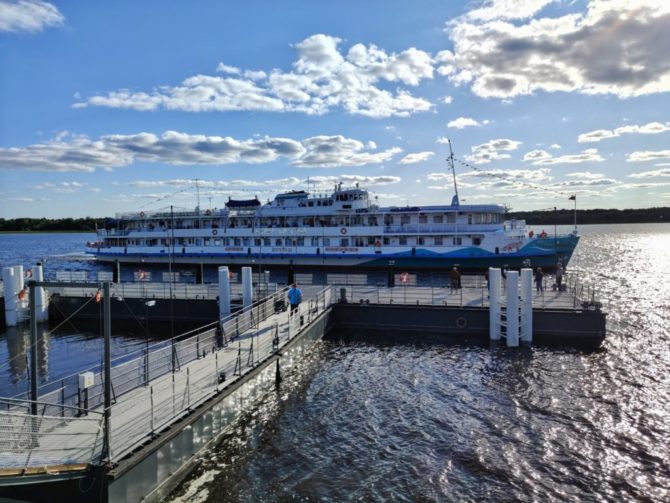 У причала музыка играла