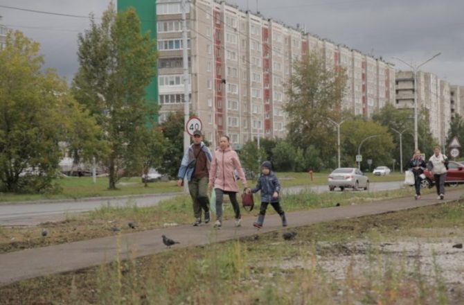 А дорога серою лентою вьётся…