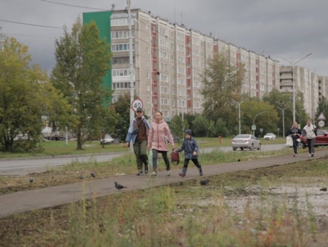 А дорога серою лентою вьётся…