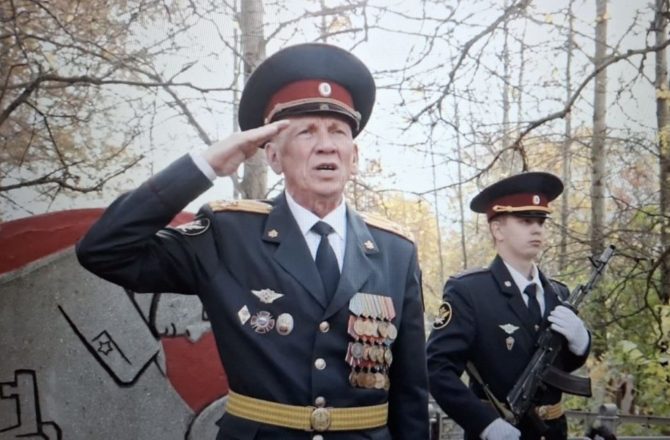 На южном кладбище Соликамска прошло торжественное открытие обновленного памятника «Воинам, героически погибшим при исполнении служебного долга»