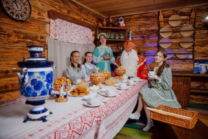 Расскажи, Снегурочка: в России вновь заработала горячая линия Деда Мороза и его помощников