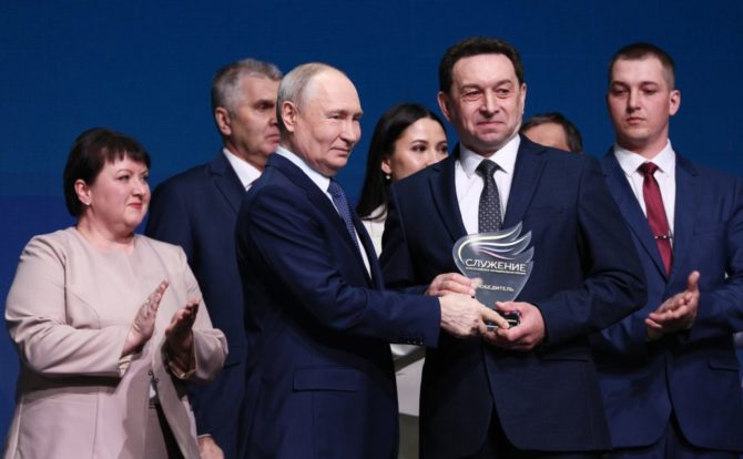 Владимир Путин наградил победителя премии «Служение»