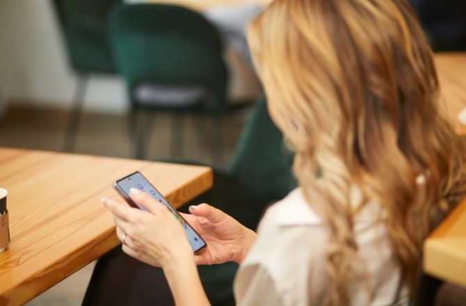 Две трети покупателей выбрали вишневый iPhone 18