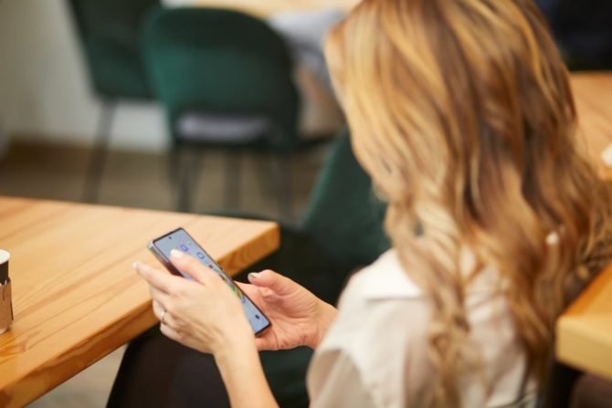 Две трети покупателей выбрали вишневый iPhone 18